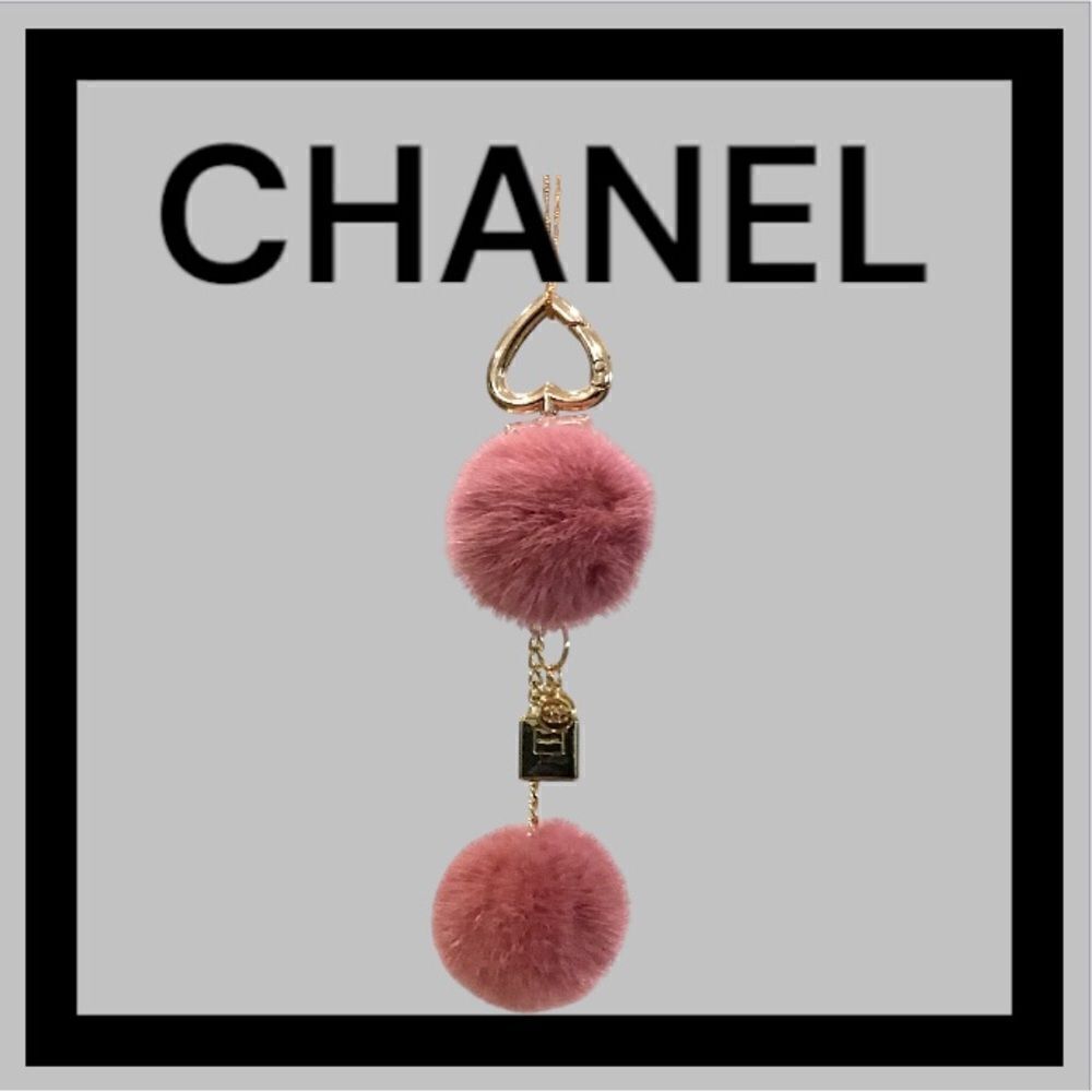 CHANEL KEYCHAIN KEY CHARM FOX FUR PUFFY BEAUTY CHARM GOLD TONE